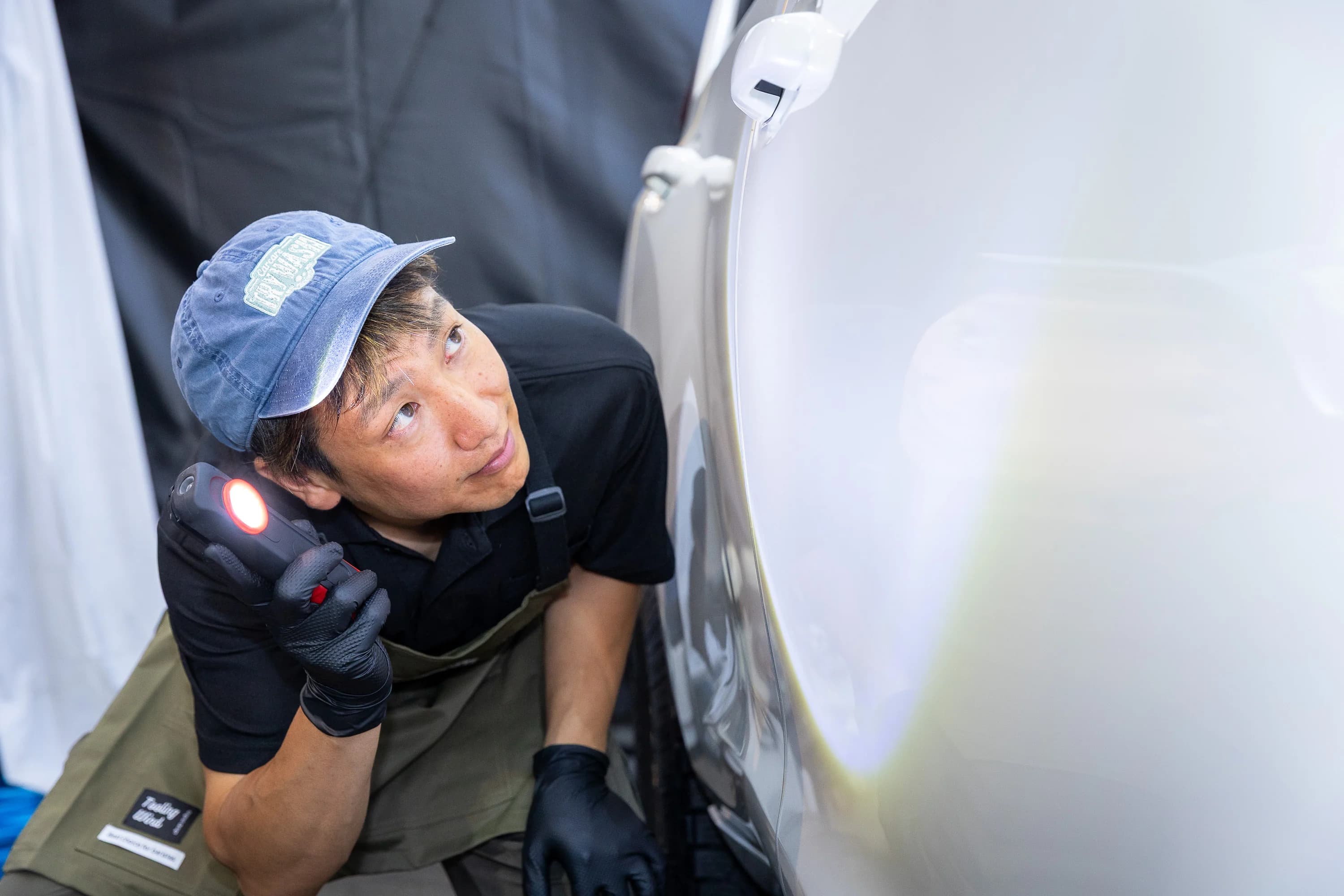 丁寧に車を拭き上げる施工者の手元