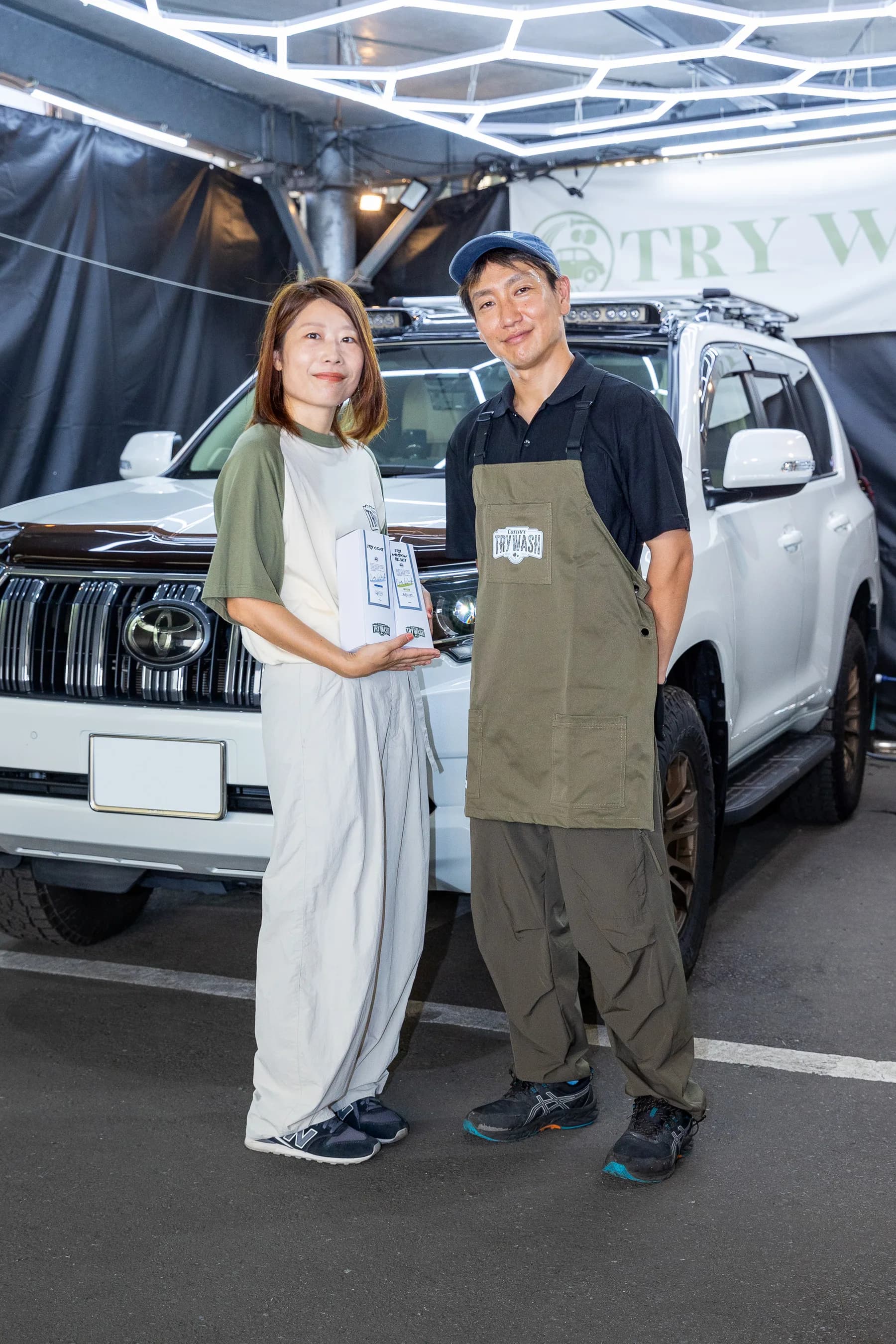 お客様に車を引き渡すスタッフ