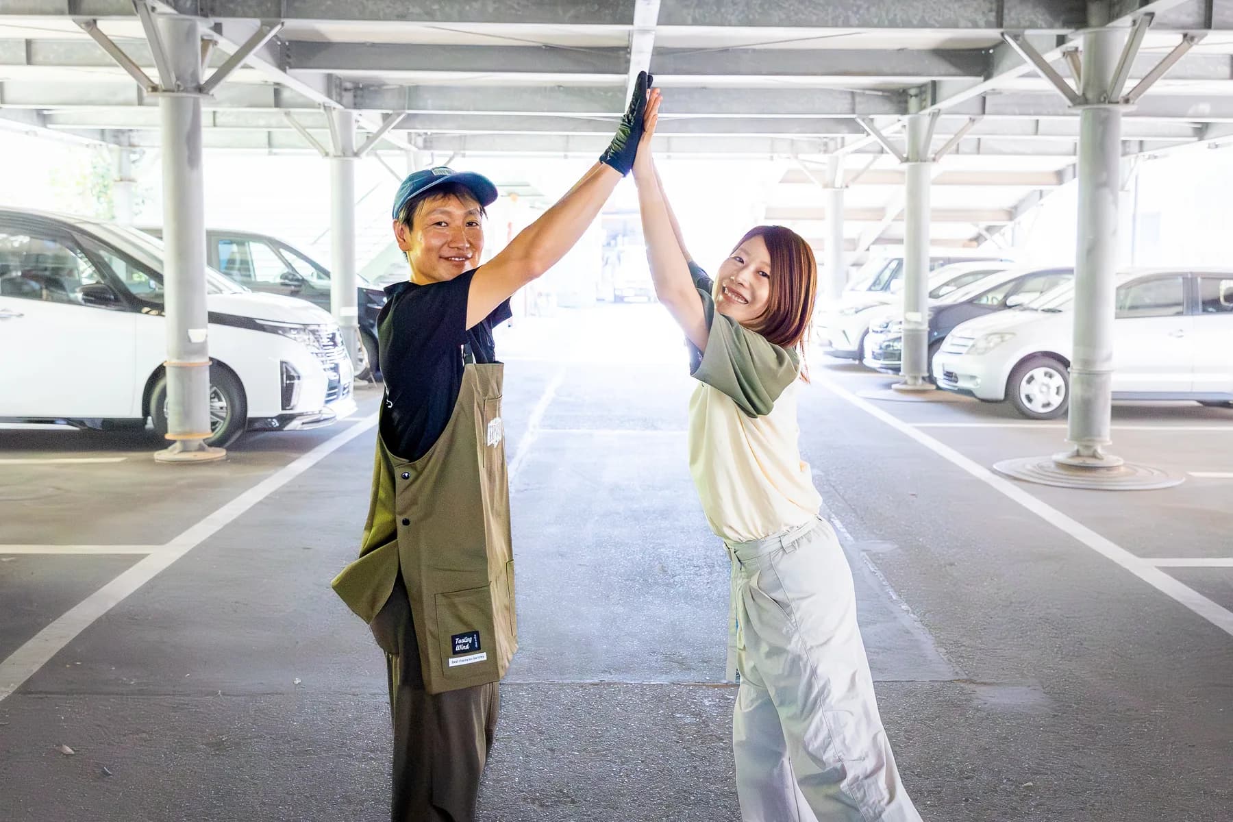 笑顔でハイタッチするスタッフ